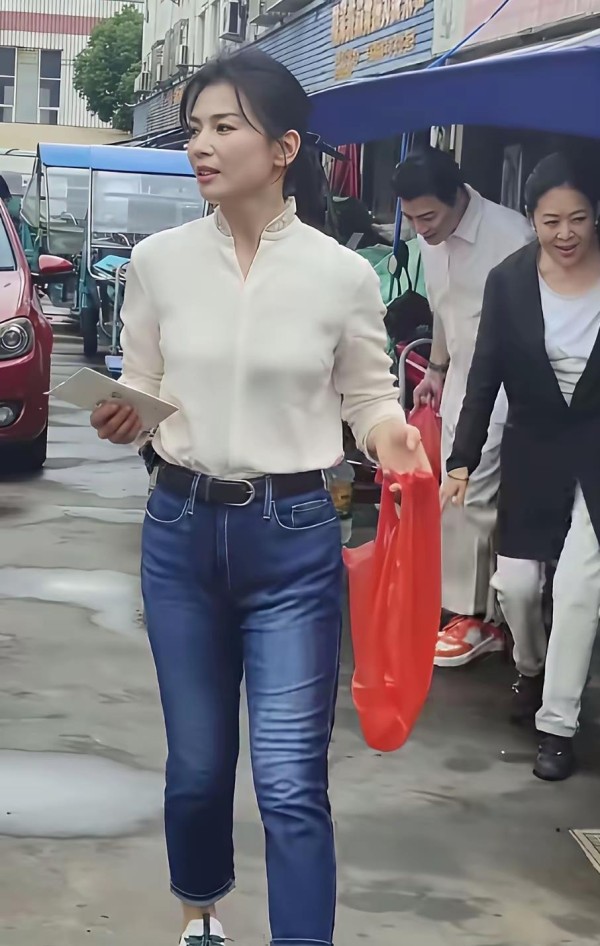 菜市场偶遇刘涛，她打扮朴素像普通大妈，岁月不饶人女神也老了！