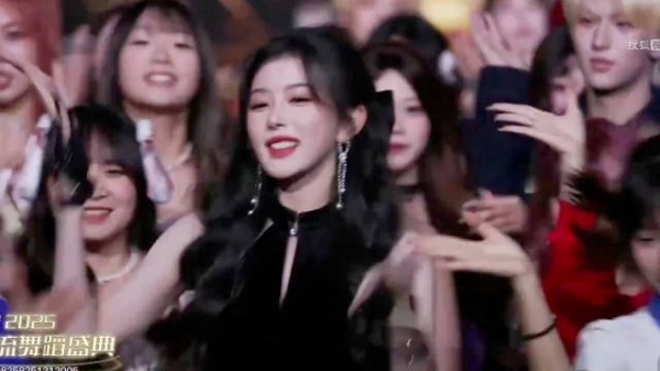 看孔雪儿跳舞就会很开心，魅力十足小姐姐！