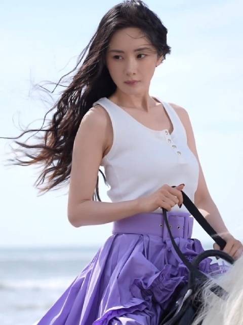 杨幂竟然马上要40岁了，这状态哪里像啊，VOGUE开年封女王！