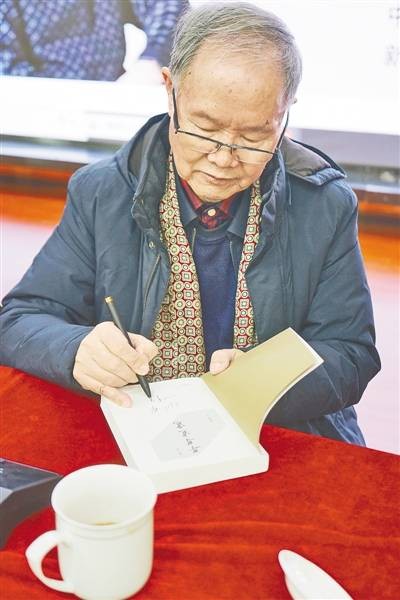 一笔写尽人间事，半生回望故乡灯