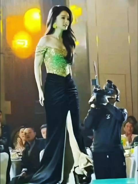 李沁金色亮片裙亮相晚宴，优雅身姿如璀璨星辰