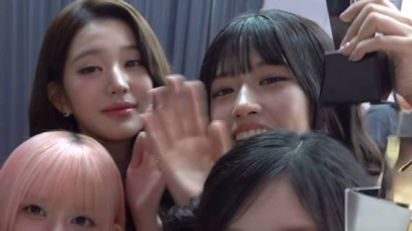 啥意思啊，一个抬手摸头一个就刚好低头让摸