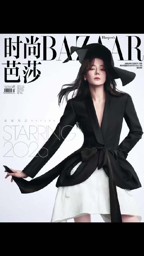 迪丽热巴黑白造型登迪奥开年首封，蝴蝶结花瓣裙灵动演绎