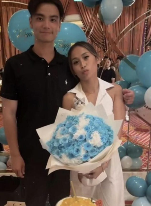 洗米嫂与家人冬至聚餐，一身少女装尽显年轻，23岁长女携男友现身