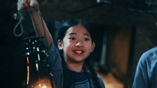 聂子一赤脚踩船演活小渔女，眼神倔强质朴获赞