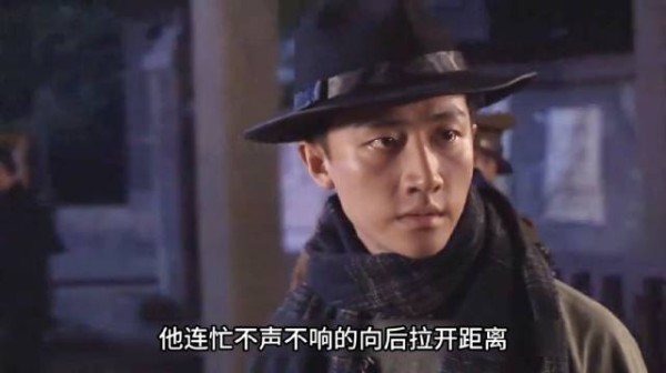 为了警示接头人，男人不惜以身犯险 ！