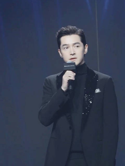 胡歌说今年从头忙到尾,“中间几乎没有休息”
