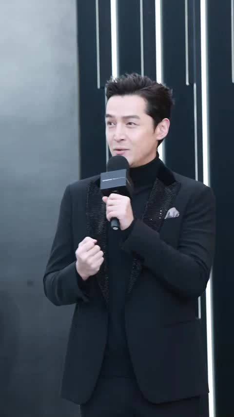 胡歌线下活动状态绝佳,四连拍切换自如