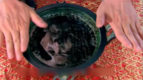 绿茶扮天真抢闺蜜男人,成功当上小妾,不料进门当天被当猴耍!