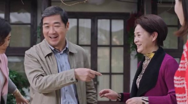 四姐妹要撮合老爸和小姨，老爸机智替自己解围