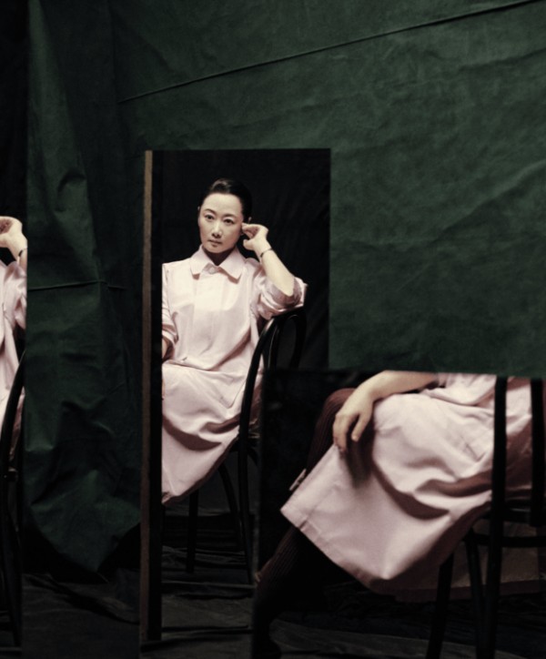 搜狐娱乐讯 近日，赵涛登上时尚杂志一月刊封面，复古布景裹着细腻的故事氛围。