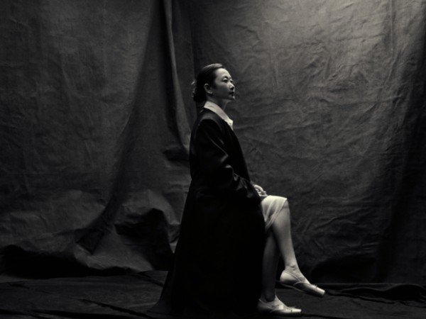 赵涛姿态沉静松弛，复古质感衬得叙事感更显鲜明。