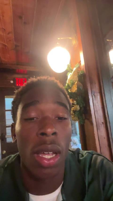 一个普通黑人兄弟请白人美女吃大餐,他的反应好真实