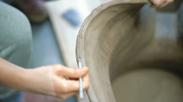 在结构与柔性之间：陶瓷艺术家张亮的材料思辨