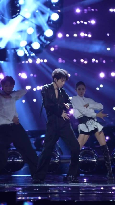 王俊凯跨年水舞台表演舞曲Beautiful