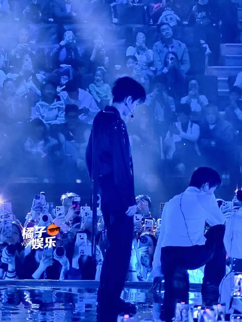 蓝海中候场的王俊凯 感受身材比例