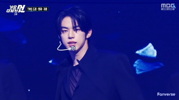 TWS成员DOHOON、YOUNGJAE、JIHOON亮相MBC歌谣大祭典献唱《LOVE SHOT》