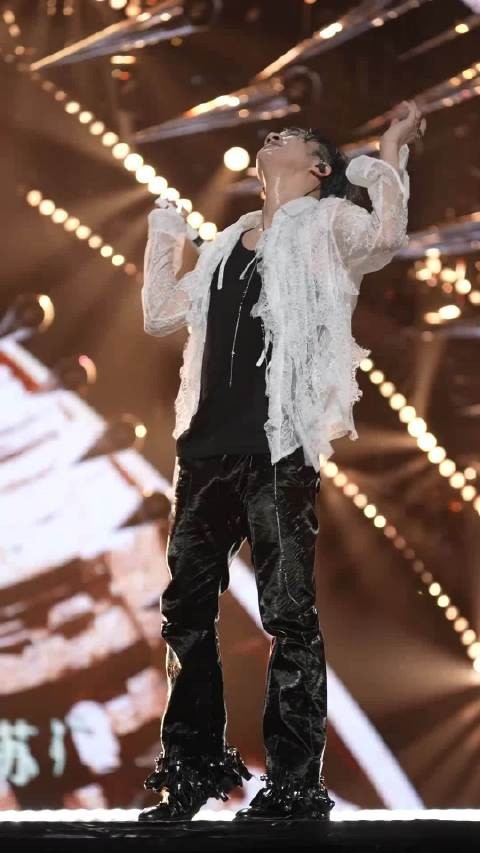 薛之谦江苏卫视跨年献唱深情演绎守村人