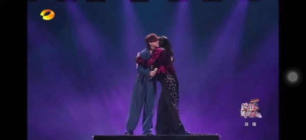 那英窦靖童拥抱了！