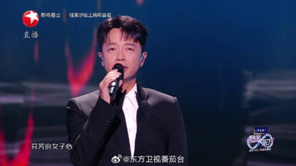李克勤维港跨年三连唱，醇熟声线唤醒粤语记忆