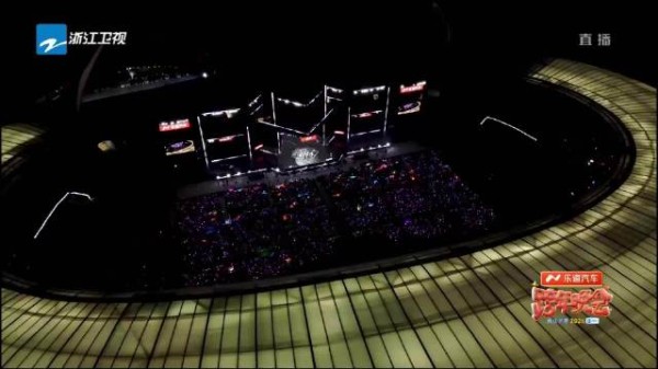 威神V跨年舞台演绎白色定格，刀群舞传递冬日浪漫