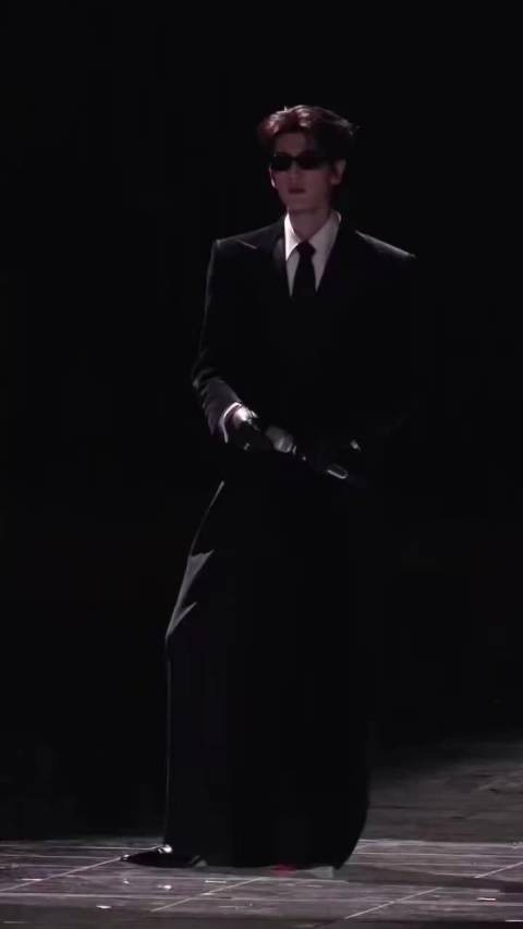 张凌赫湖南卫视跨年独唱模特，低音炮嗓音引爆舞台