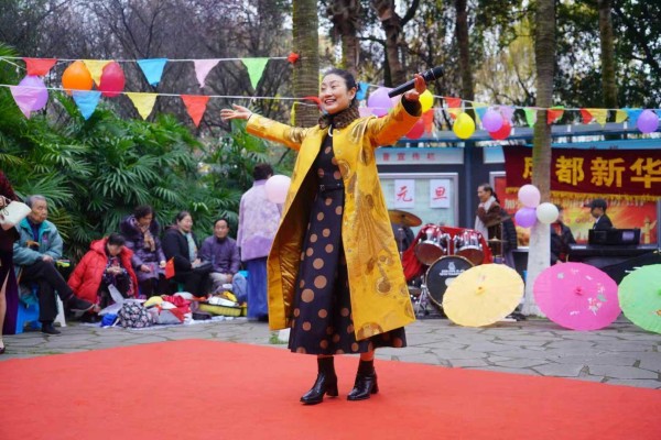 成都:川剧名家陈巧茹在新华公园唱响《别洞观景》