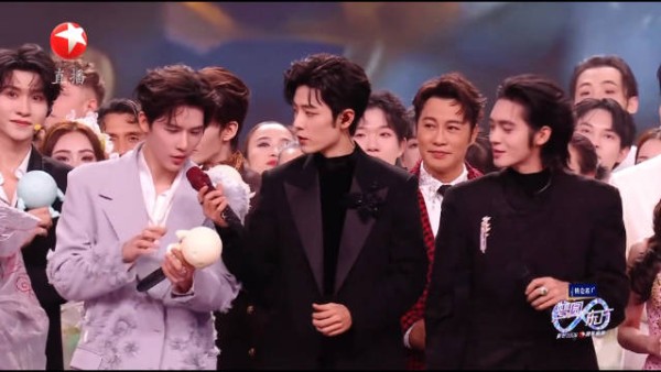 这个肖战是天使吧,王安宇话筒没声音他把自己的定制话筒递过去