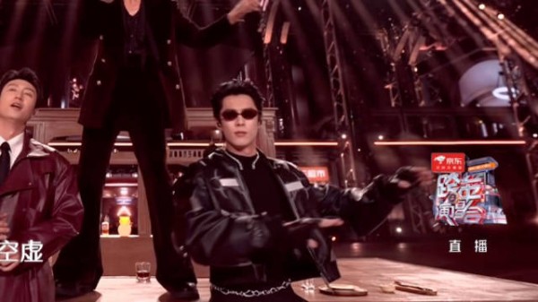 王鹤棣宋茜跨年即兴二创Der der der,借位pose点燃全场