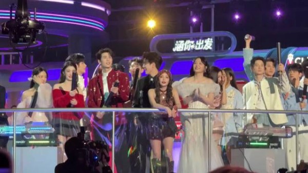 原来是王楚然叫张凌赫玩的喷烟玩具枪，好可爱的啊！船在旁边蹦蹦跳跳