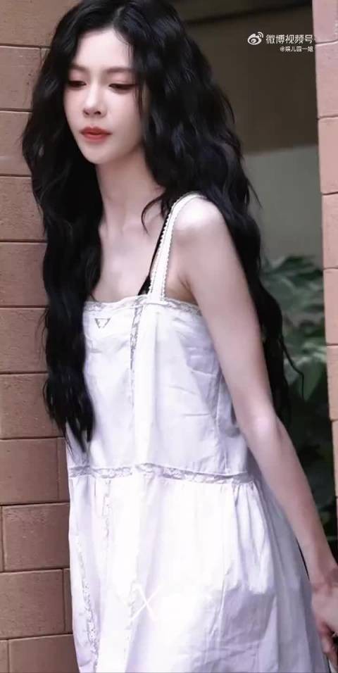 不得不说宋妍霏的时尚表现力真的越来越强了