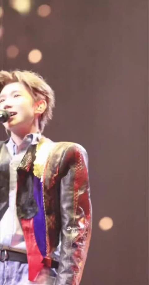 王源舞台设计立体呈现五彩灯光增强叙事感