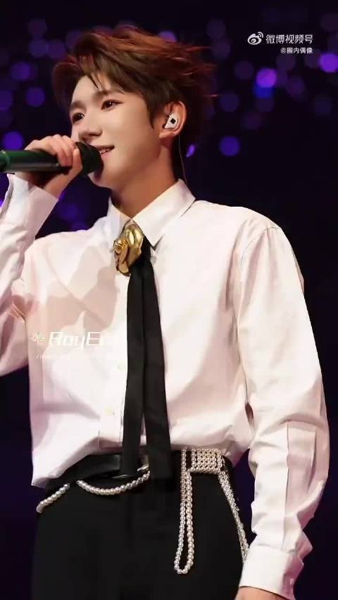 王源跨年舞台擦玻璃后练书法，魔性动作萌翻观众