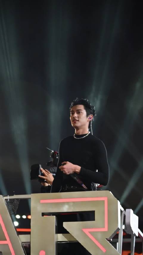 檀健次 杨迪 一同向观众打招呼