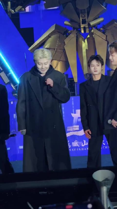 小黄豆去万岁山 哈哈哈一群帅哥围着跳舞,内心欣喜若狂 豆豆害羞耳朵都红呢