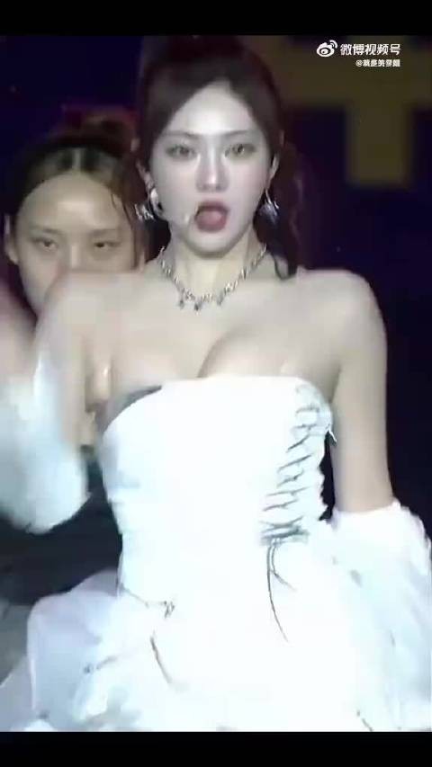 宁艺卓快兜不住了，波浪滚滚，动感的让人揪心呀