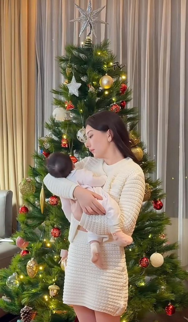 方媛抱三胎首露面，女儿在她怀中安静入睡，方媛满眼宠溺好有爱