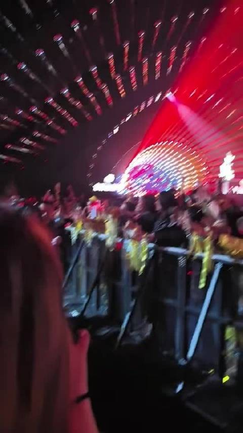 刘宇宁就这样走过来了 太近了太近了