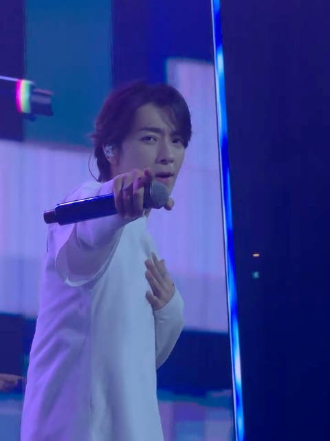 李东海新加坡演唱会首日饭拍引粉丝尖叫