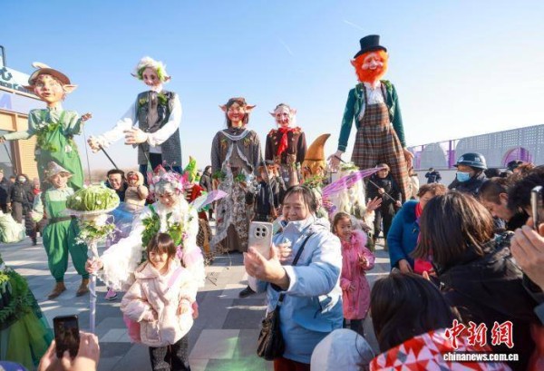 乌镇戏剧节开年大巡游在北京上演