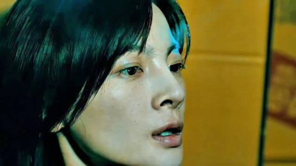 女人躲在冷冻仓库里不料被歹徒发现!