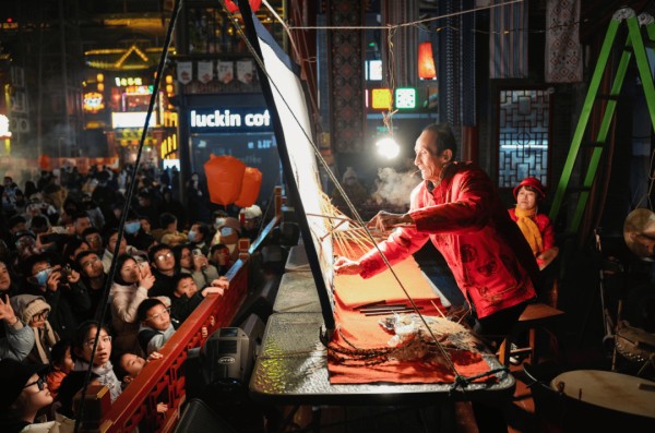 灯影流转贺新岁!2026咸阳非遗跨年嘉年华——皮影演艺《三英战吕布》