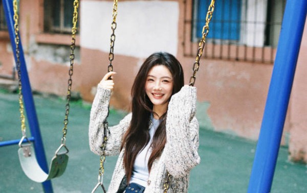 蔡文静玩秋千好俏皮。