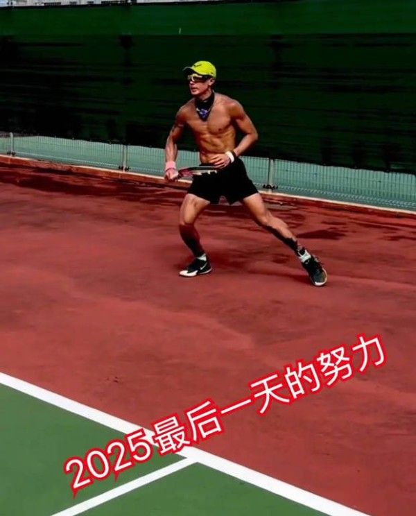 吴尊一身腱子肉十分吸睛。