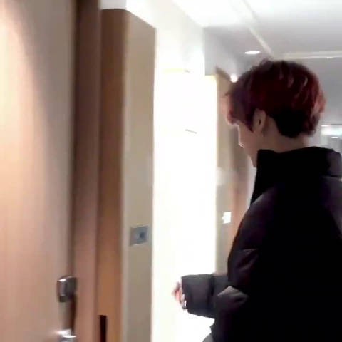 田柾国 200104 使劲按门铃的一定是JK （看他那个小表情kkk）