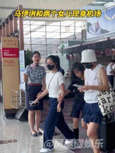 马伊琍携两女儿现身机场，母女素颜自拍显亲密