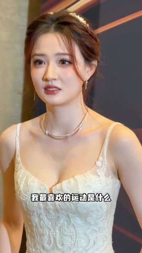 徐璐近距离遭“土味情话”攻击还唱起来了 好可爱好漂亮！