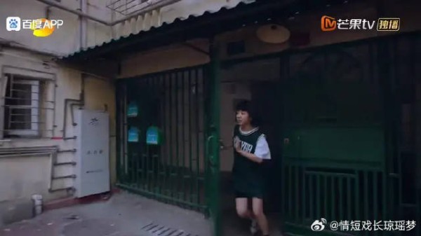 李尖尖扑到凌霄身上不撒手，被她爸看见了，尴尬！