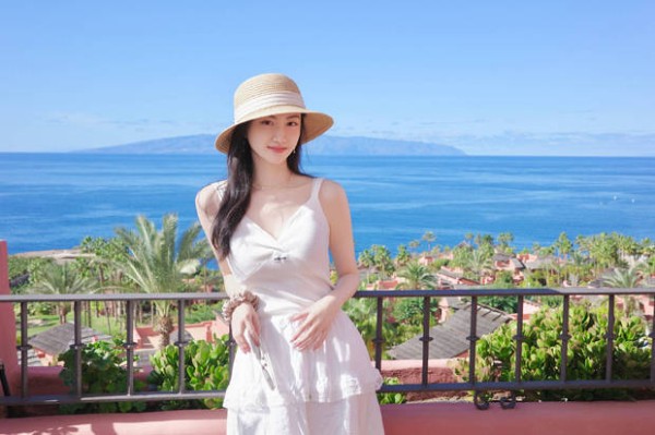 搜狐娱乐讯 4日，景甜在社交平台上分享海边美照，并配文称：“美好的风景，要和你们分享！”