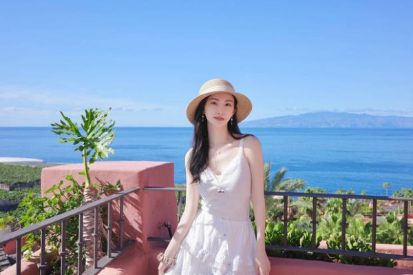 景甜的五官精致，美貌养眼。